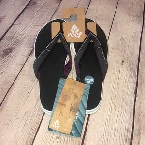 NWT Reef river women’s sandals